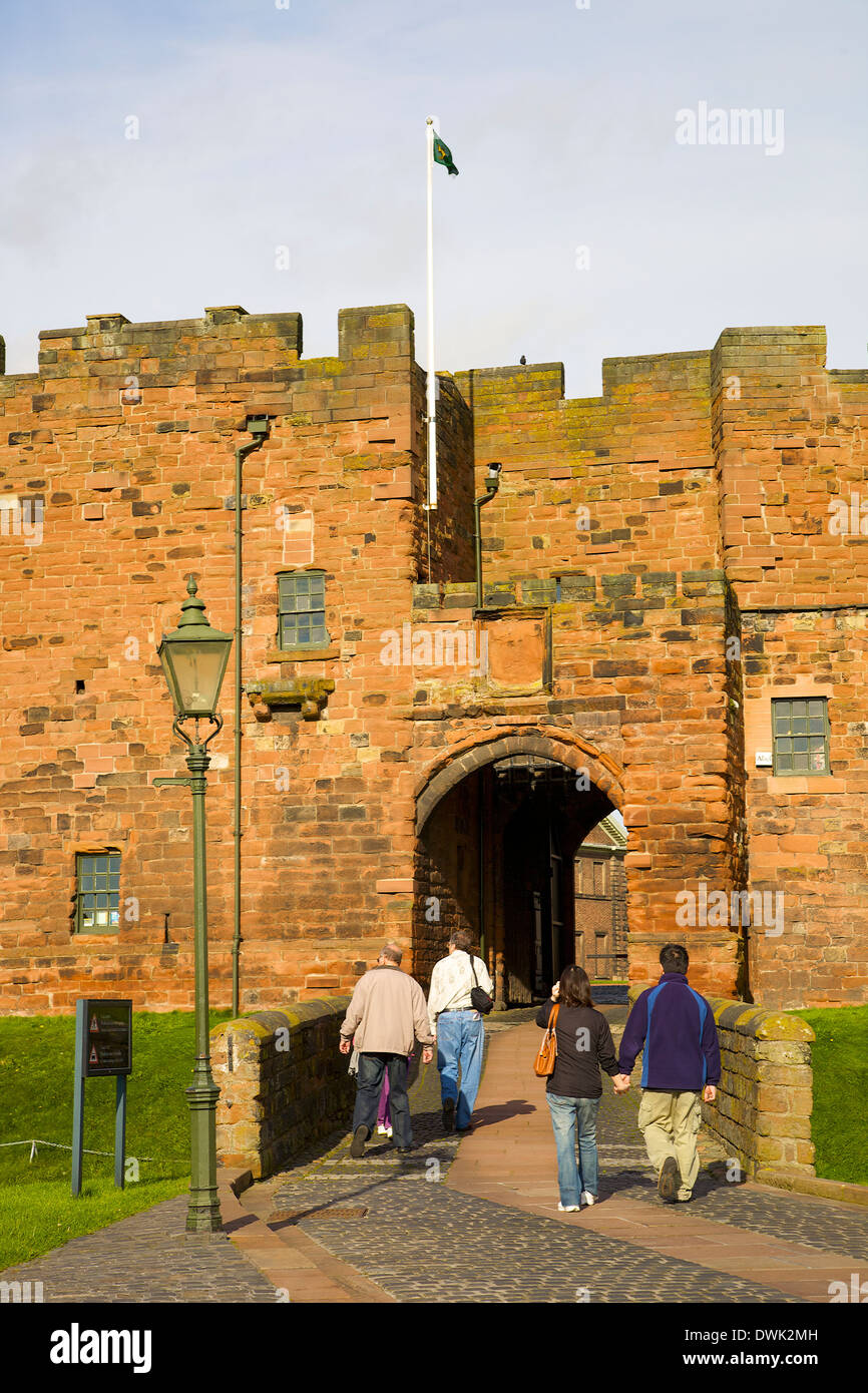 I turisti di entrare nella casa di gate a Carlisle Castle. Carlisle Cumbria Inghilterra Regno Unito Gran Bretagna Foto Stock