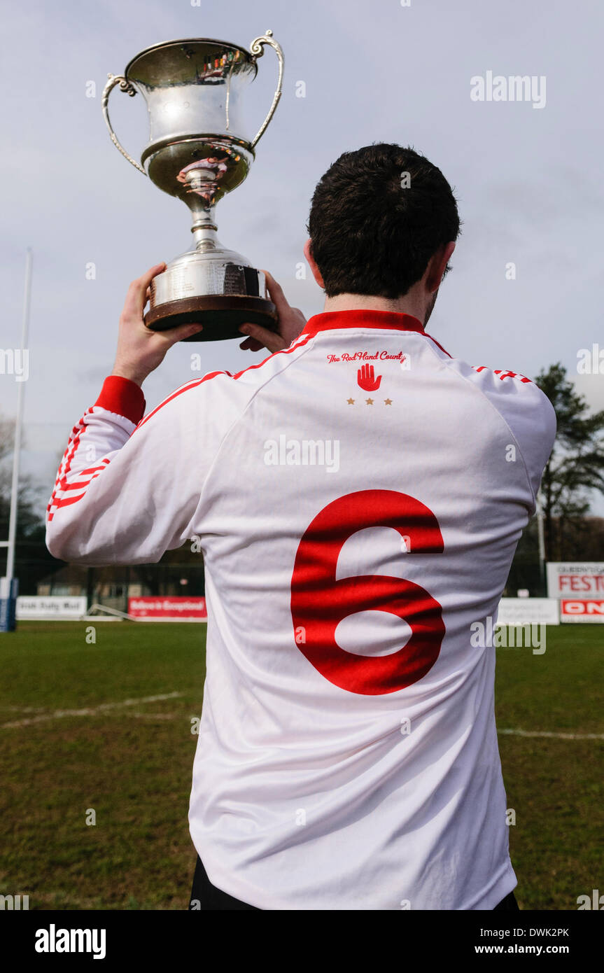 Belfast, Irlanda del Nord. 10 mar 2014 - Un Tyrone giocatore tiene alto il Cadburys Ulster sotto 21 campionato di calcio Cup Credit: stephen Barnes/Alamy Live News Foto Stock