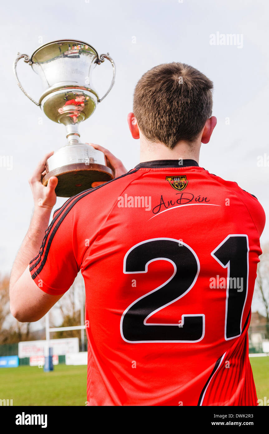 Belfast, Irlanda del Nord. 10 mar 2014 - un giocatore tiene alto il Cadburys Ulster sotto 21 campionato di calcio Cup Credit: stephen Barnes/Alamy Live News Foto Stock