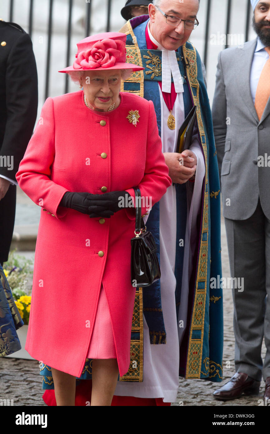 Westminster London, Regno Unito. Il 10 marzo 2014. Sua Maestà la Regina Elisabetta e i membri della famiglia reale di arrivare a Westminster Abbey per il Commonwealth osservanza servizio giorno Foto Stock