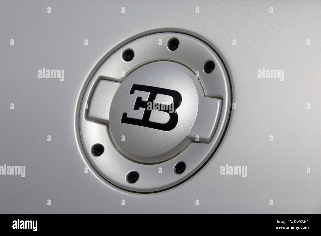 Logo e il tappo del bocchettone di rifornimento del carburante su una Bugatti Veyron Eb 16,4 Foto Stock