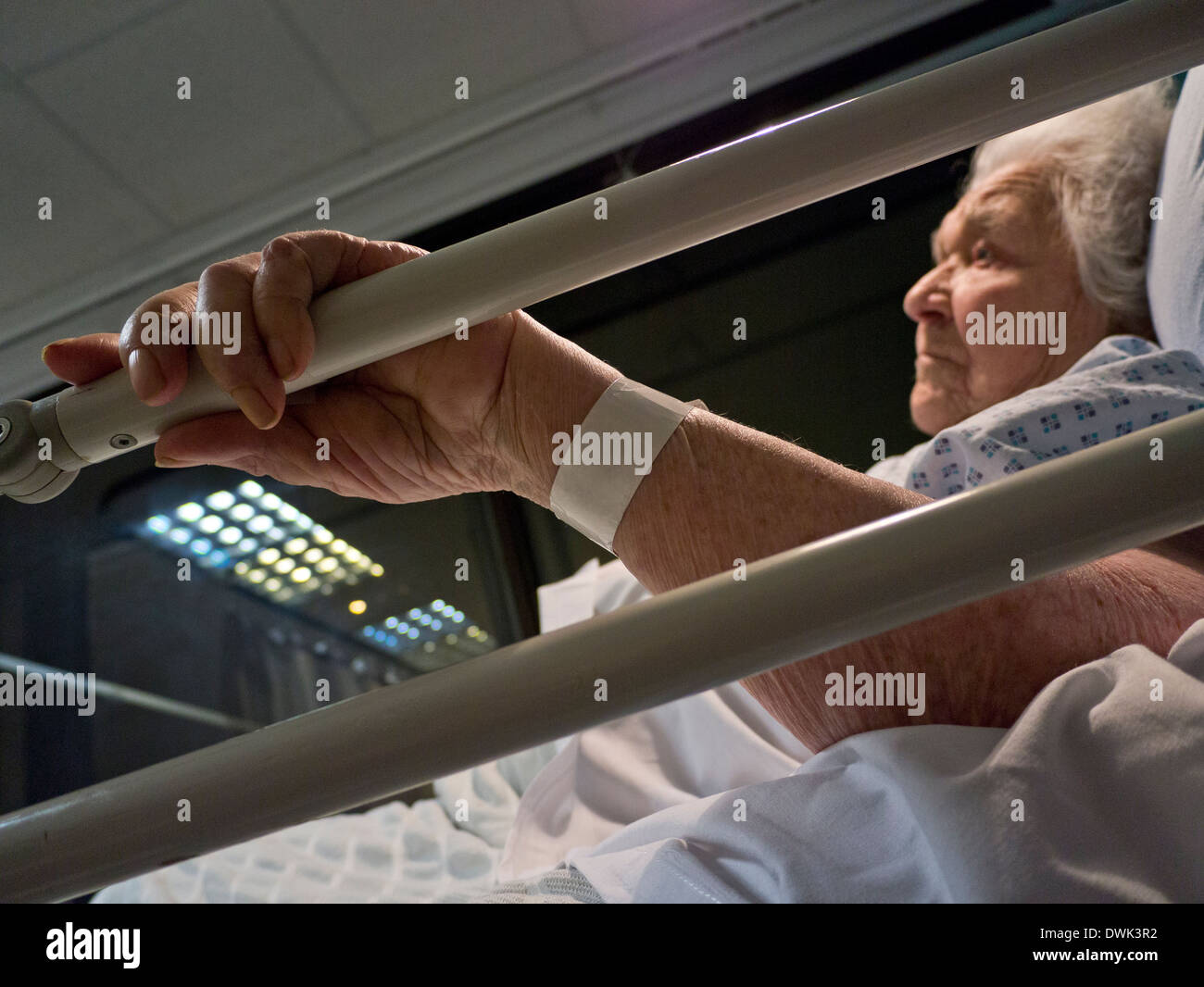 Signora anziana cure ospedaliere del letto di 100 anni di età pensieroso sveglio di notte Foto Stock