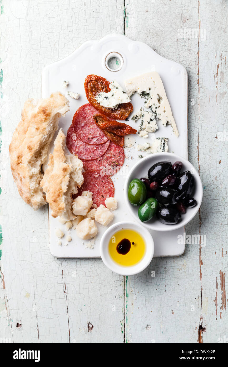 Salame con olive e formaggio e ciabatta Foto Stock