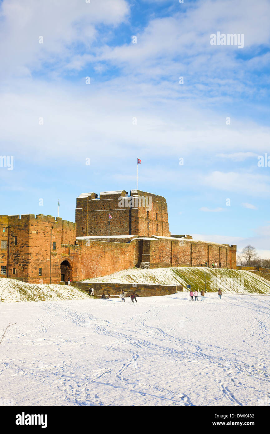 Carlisle Castle ricoperta di neve con le persone di fronte godendo della stagione. Carlisle Cumbria Inghilterra Regno Unito Gran Bretagna Foto Stock