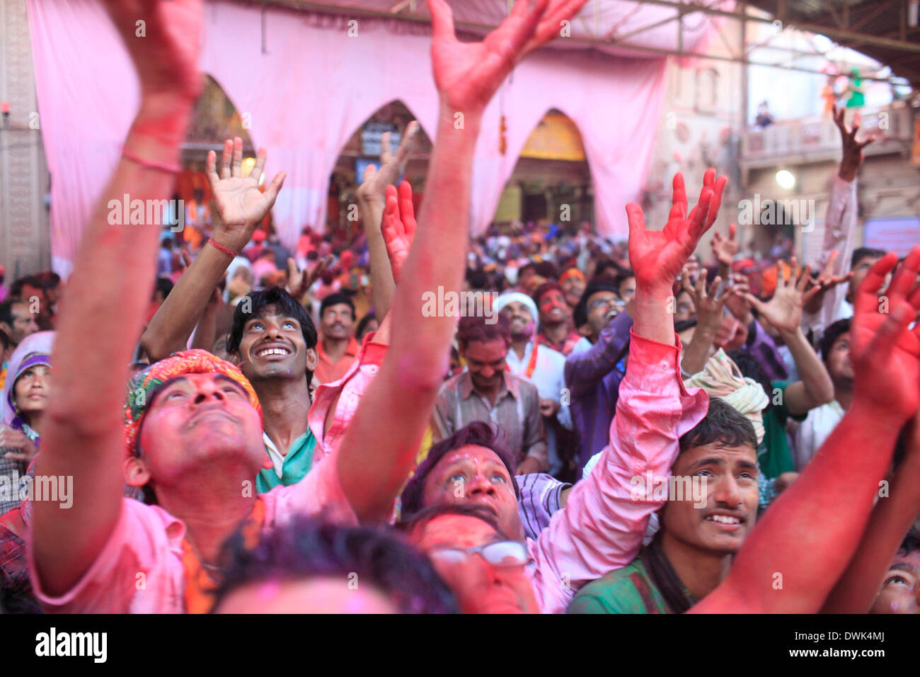 Barsana, India. 8 Mar 2014. Le persone sono coperti in polvere colore durante Lathmaar Holi o Lathmar Holi festival in Barsana. © Subhash Sharma/ZUMA filo/ZUMAPRESS.com/Alamy Live News Foto Stock