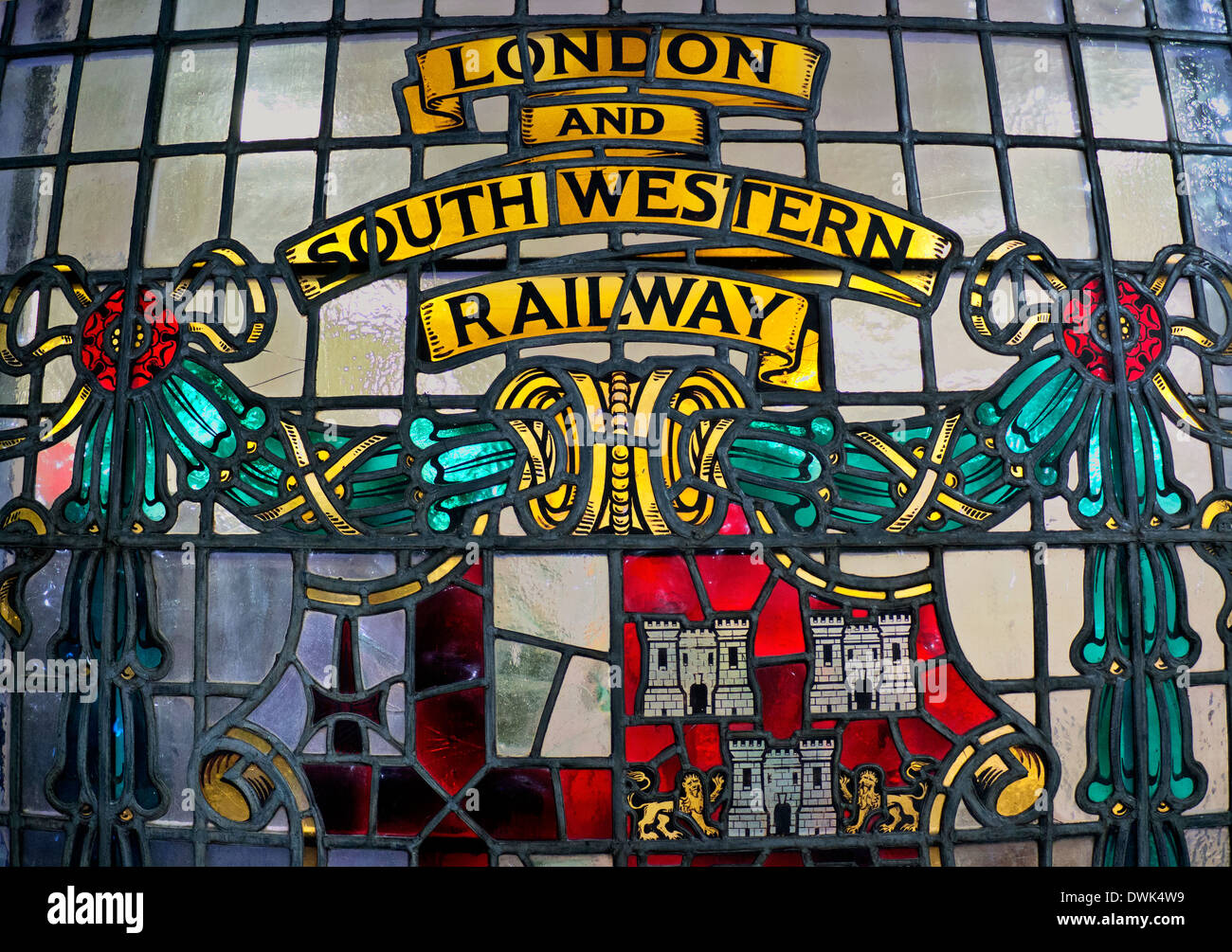 Centro storico di vetrate presso la stazione di Waterloo raffiguranti ex indipendente di Londra e South Western Railway Foto Stock