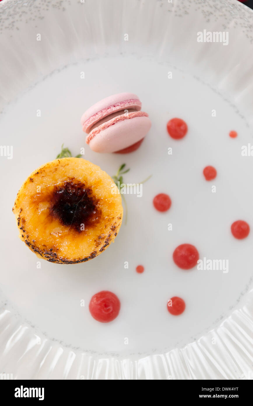 Crème brûlée servita in un ristorante Foto Stock