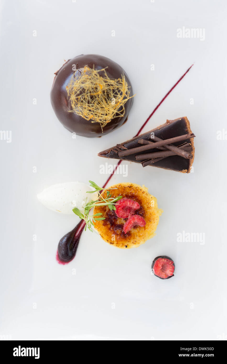 Il trio di dessert, compresi crème brûlée, Flan al cioccolato e cioccolato di bombe. Foto Stock