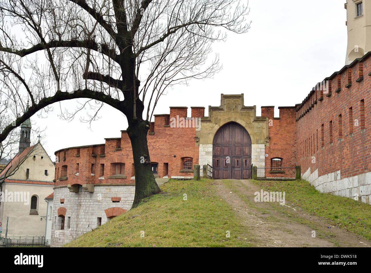 Ingresso Nord muro difensivo del Castello Reale sul colle di Wawel Zamek Królewski na Wawelu Foto Stock