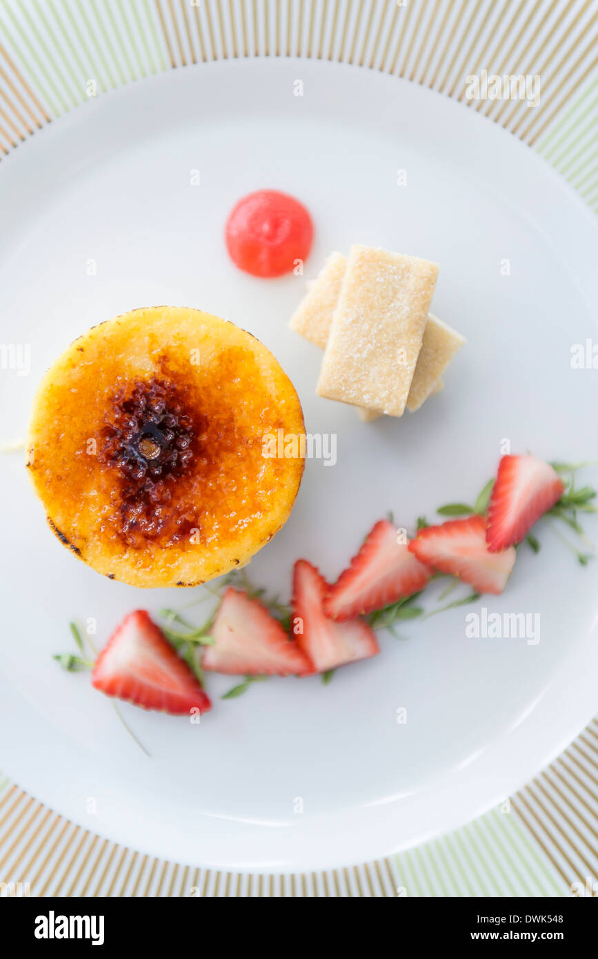 Crème brûlée servita in un ristorante Foto Stock
