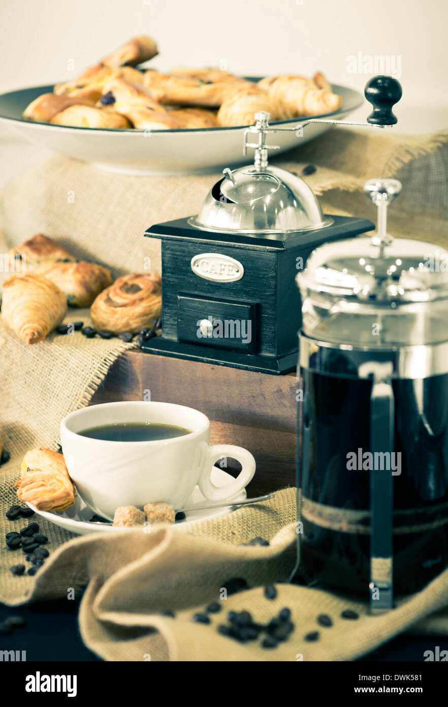 Caffè in chicchi con caffettiera e macinacaffè manuale vintage Foto stock -  Alamy