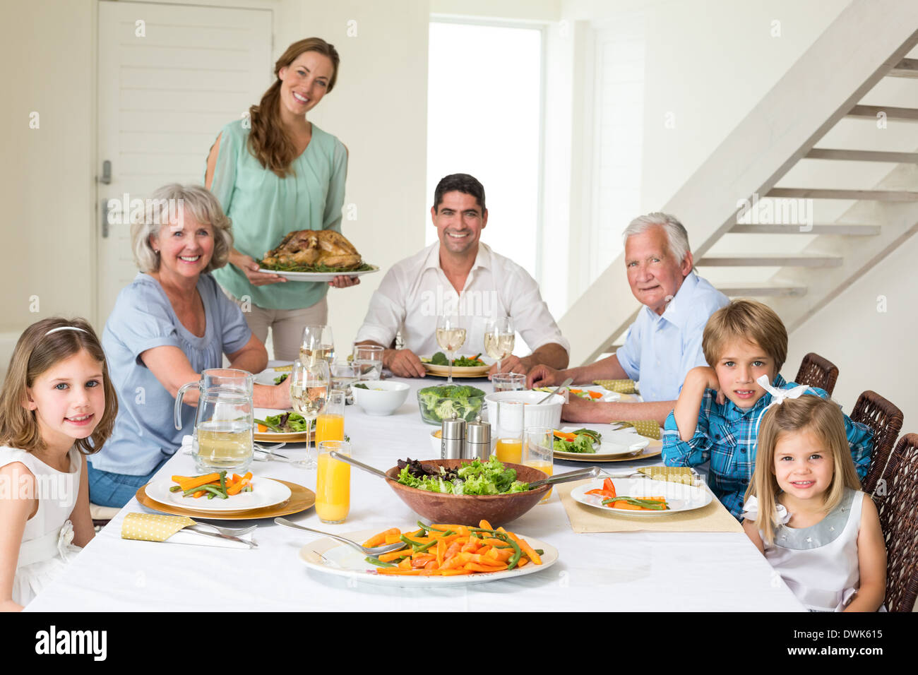 Famiglia avente pasto al tavolo da pranzo Foto Stock