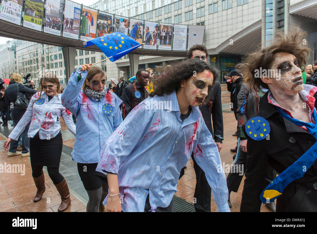 Bruxelles, Belgio, gruppi di attivisti europei, con Act Up Paris, protesta al Parlamento europeo per abbassare i prezzi della droga nei paesi in via di sviluppo, Flash Mob Reportage Photography Foto Stock