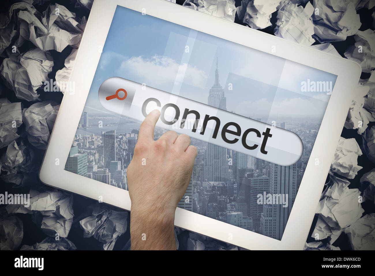 La mano toccare Connetti per connettersi a una barra di ricerca sulla schermata di tablet Foto Stock