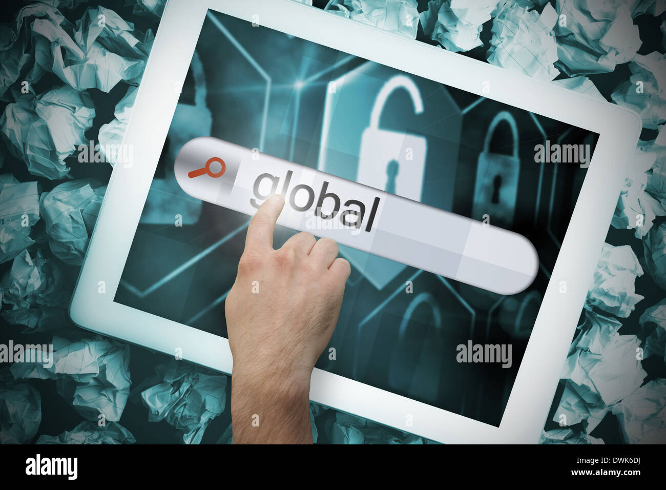 Mano toccando global sulla barra di ricerca sulla schermata di tablet Foto Stock