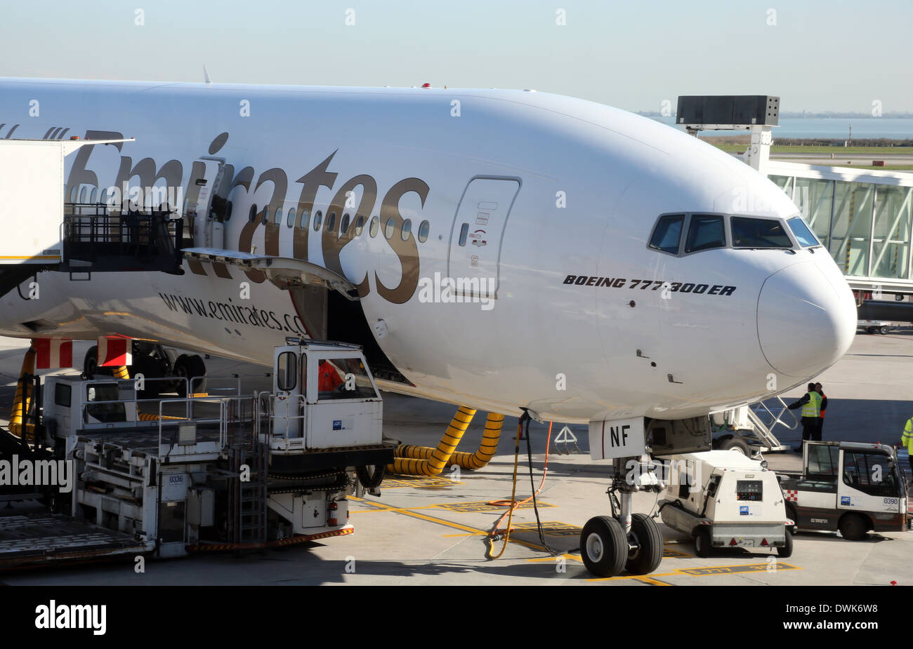 Emirates Boeing 777 all'aeroporto di Venezia a febbraio 06, 2014 a Venezia, Italia Foto Stock