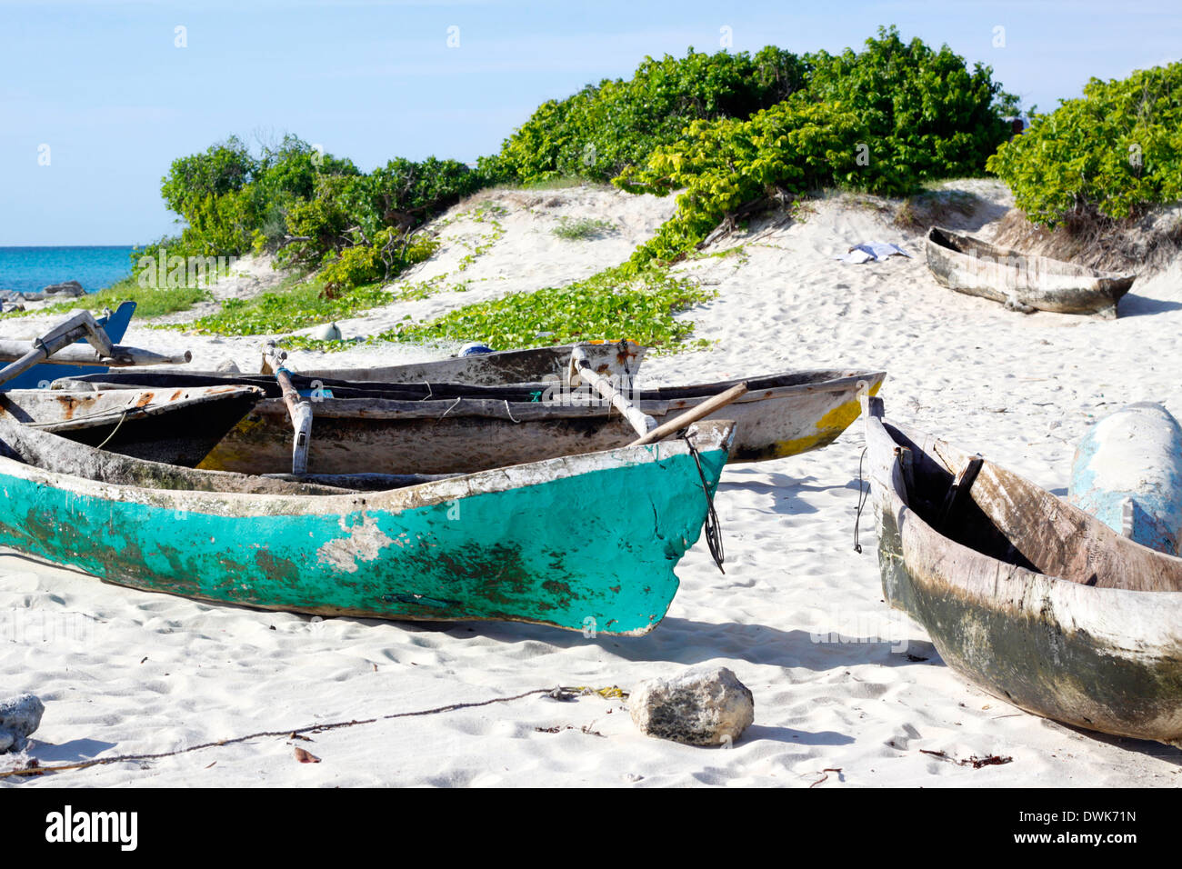 Artigianali tradizionali canoe da un locale di pescatori sulla spiaggia di Rolas Island. Quirimbas, Mozambico. Foto Stock