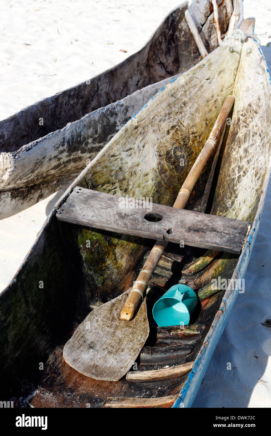 Artigianali tradizionali canoe da un locale di pescatori sulla spiaggia di Rolas Island. Quirimbas, Mozambico. Foto Stock