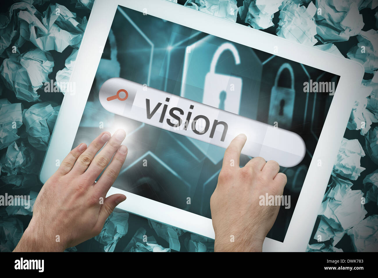 Mano toccando visione sulla barra di ricerca sulla schermata di tablet Foto Stock