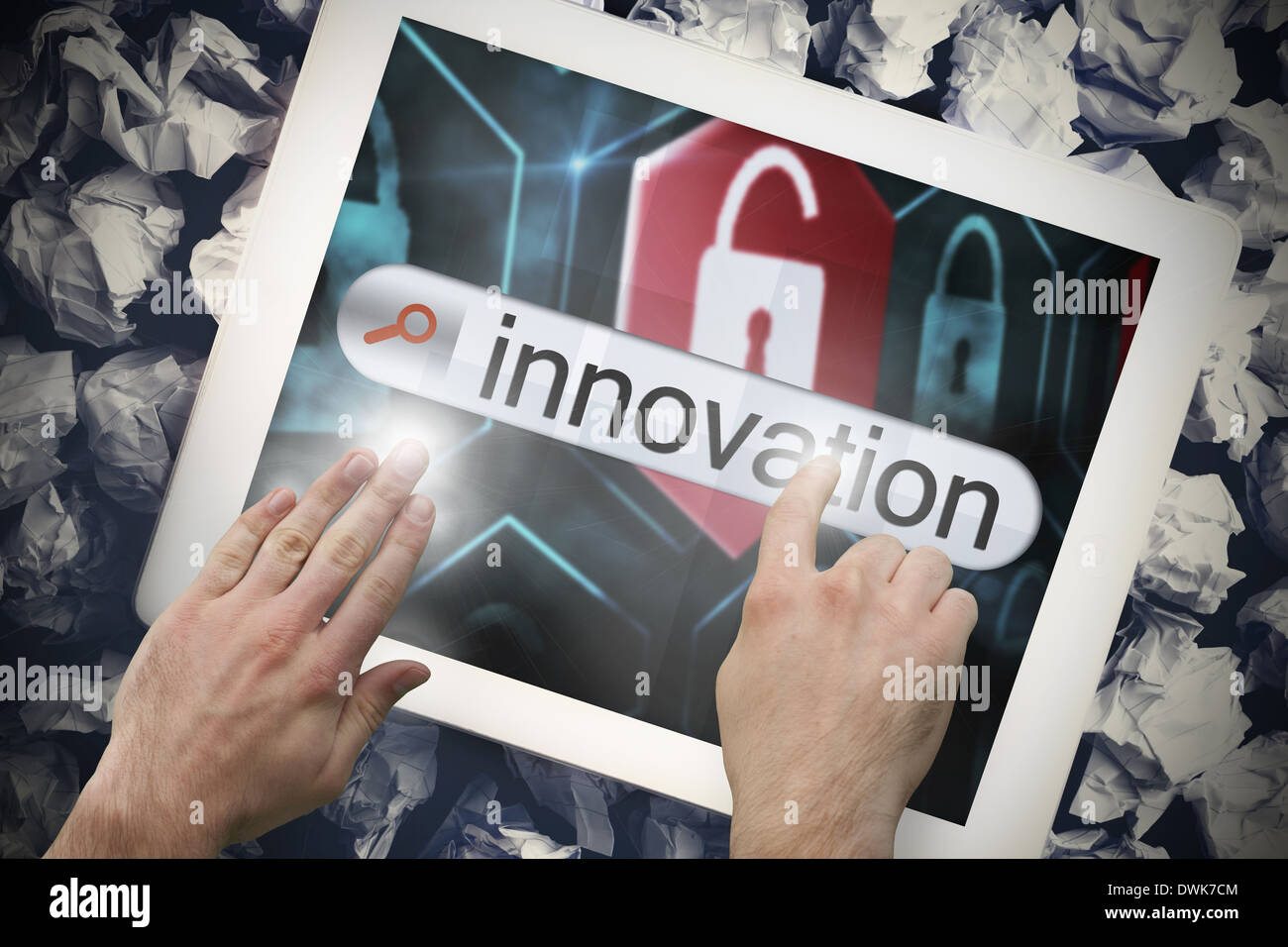 Mano toccando l'innovazione sulla barra di ricerca sulla schermata di tablet Foto Stock