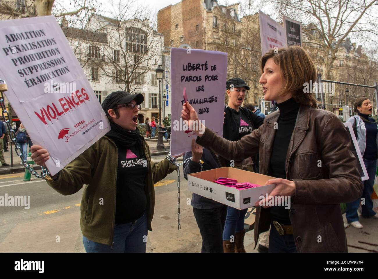 Parigi, Francia, European Activists Group, Act Up Paris, protesta, contro l'incontro anti-prostituzione dei gruppi femministi, donna che distribuisce preservativi ai manifestanti Reportage Photography Foto Stock