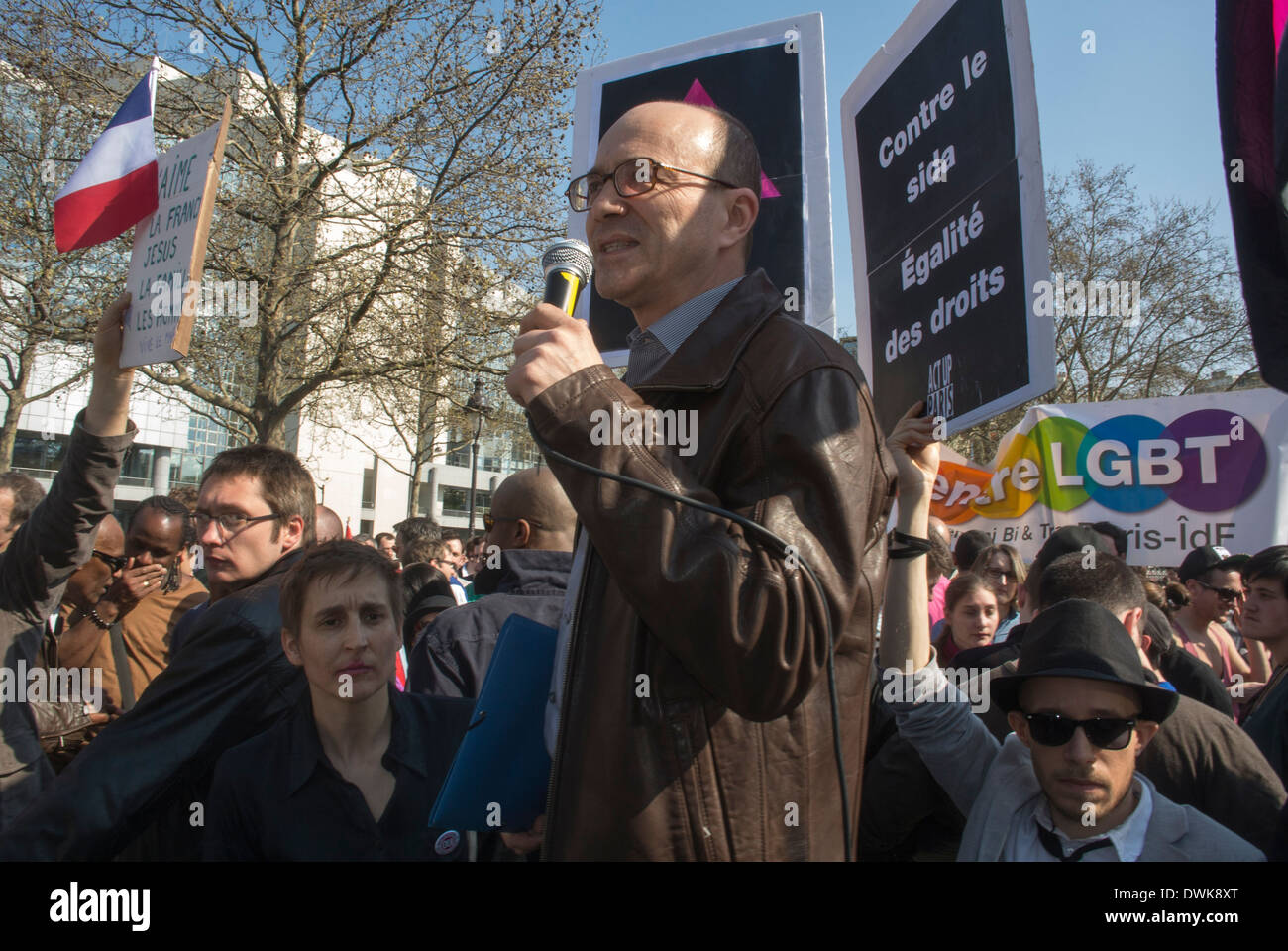 Parigi, Francia, European Activists Group, Act Up Paris, proteste per la parità di diritti, e il matrimonio gay, facendo discorso tenendo segni di protesta su strada, protesta sociale Foto Stock