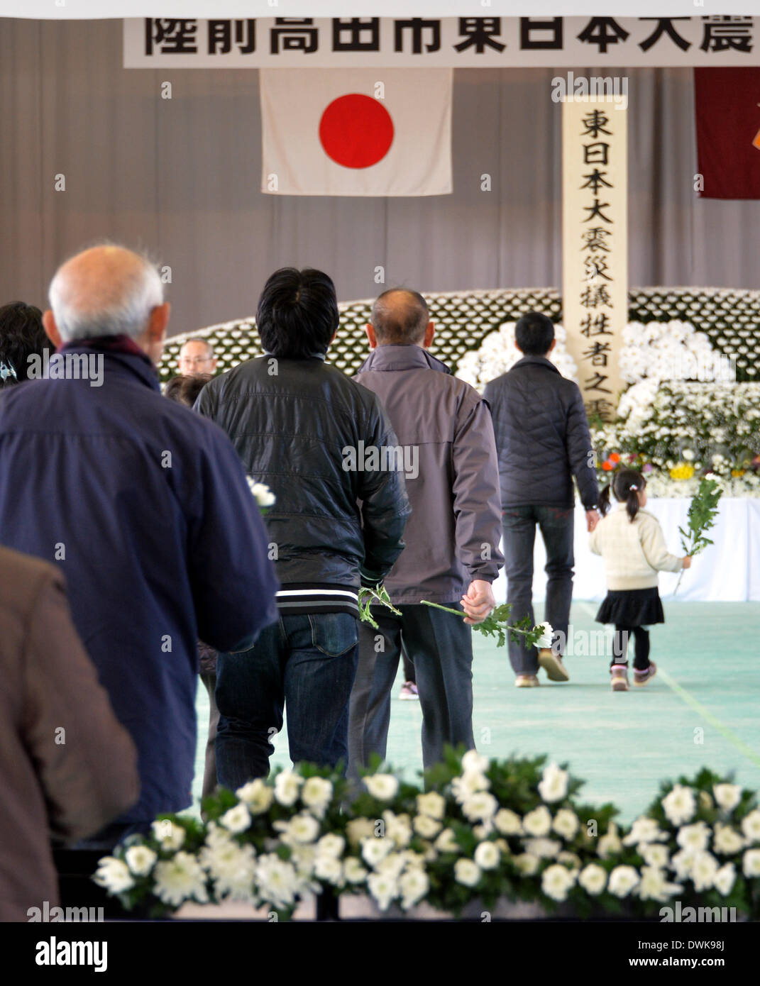 Rikuzentakada, Giappone. 9 Mar 2014. Un memoriale di servizio per la catastrofe nazionale è tenuto in Rikuzentakada, nella prefettura di Iwate, domenica 9 marzo, 2014, sul alla vigilia del terzo anniversario del grande oriente giappone terremoto. Rikuzentakada è uno dei più colpiti delle comunità lungo il Giappone del nord-est costa del Pacifico hanno devastato dalla grandezza 9.0 del terremoto e del conseguente tsunami. Credito: Natsuki Sakai/AFLO/Alamy Live News Foto Stock