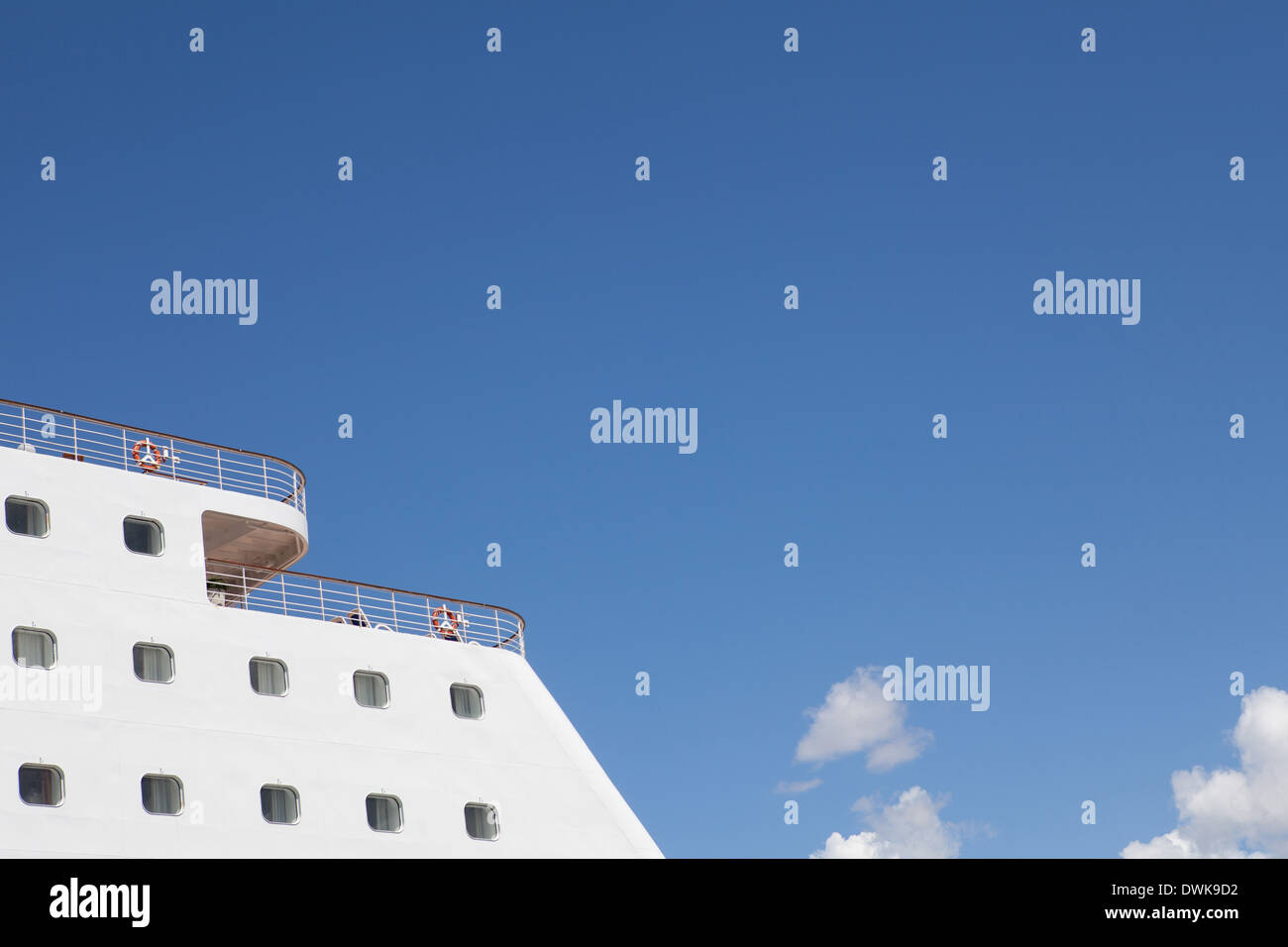 I ponti di poppa di un P&O cruiseship fotografati contro un cielo blu Foto Stock