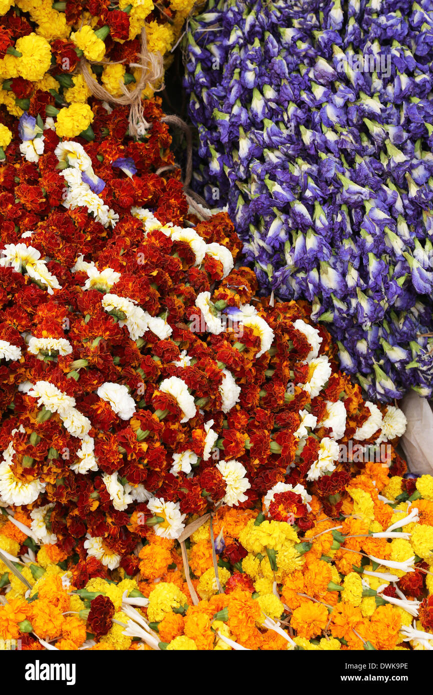 Fiori e ghirlande per la vendita sul mercato dei fiori all'ombra del ponte Haora in Kolkata, West Bengal, India Foto Stock