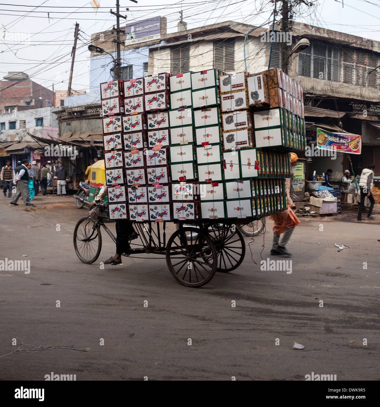Agra, India. Scena di strada, Kinari Bazar Area. A TRE RUOTE CARRELLO spostando le scatole di scarpe da corsa. Foto Stock