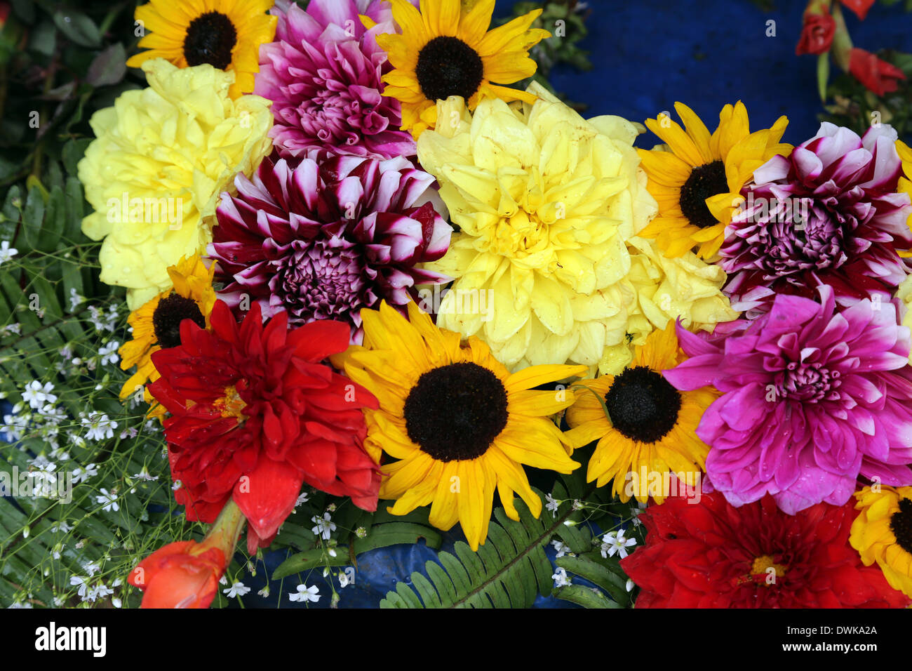 Fiori e ghirlande per la vendita sul mercato dei fiori all'ombra del ponte Haora in Kolkata, West Bengal, India Foto Stock