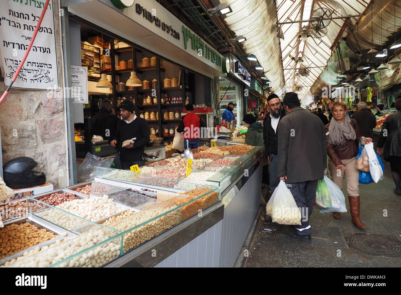 People Shopping e mescolandosi al Mehane Yehuda Market, Jaffa St, Gerusalemme, Israele Foto Stock