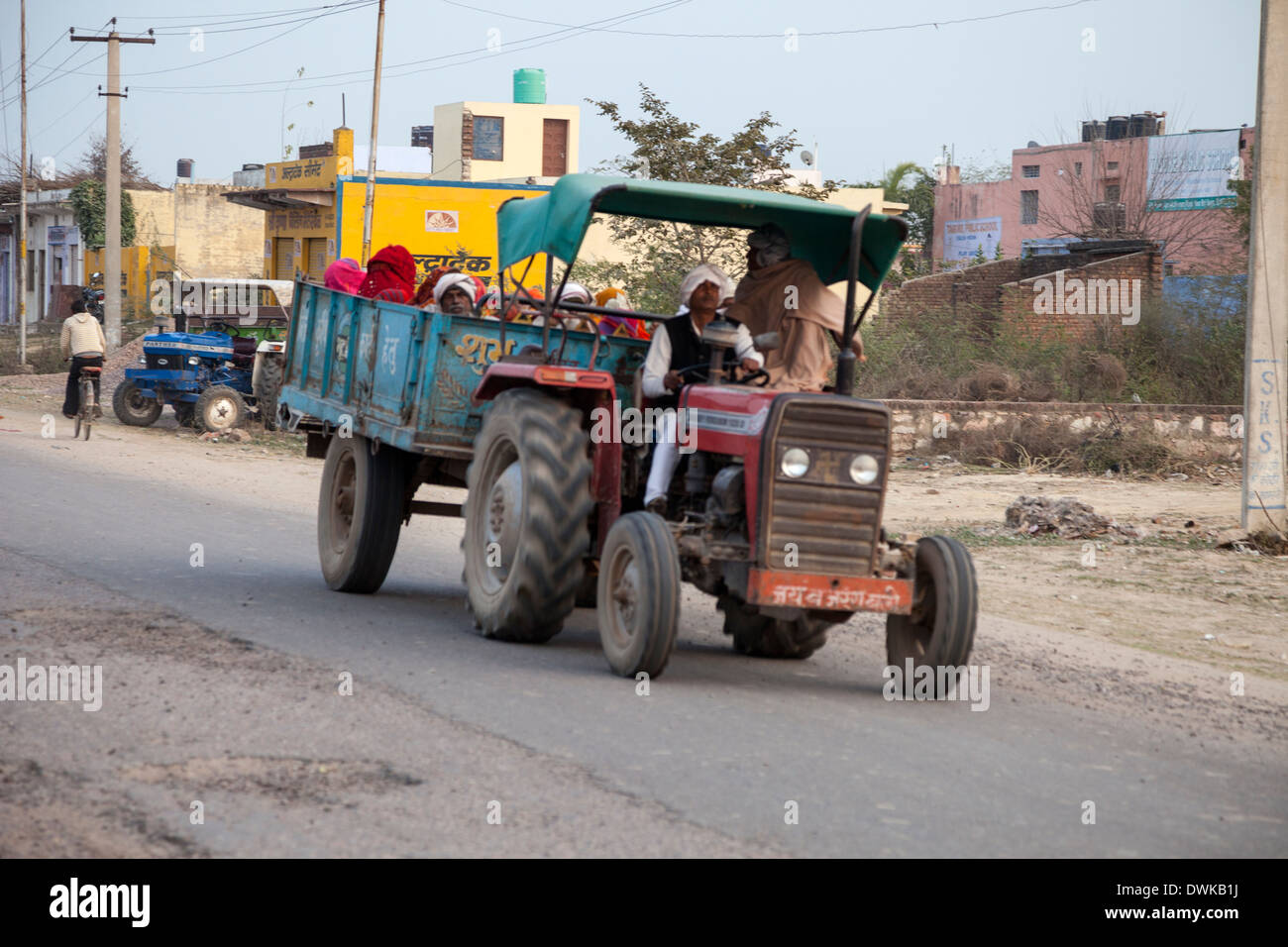 Bharatpur Rajasthan, India. Il trattore di trasporto Taxi, portare la gente a casa alla fine della giornata. Foto Stock