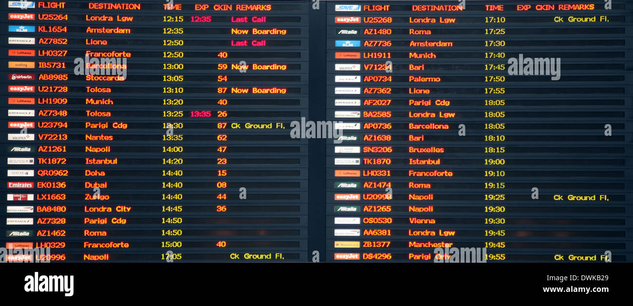 Scheda di volo in aeroporto di Venezia, il 22 novembre 2014 a Venezia, Italia Foto Stock