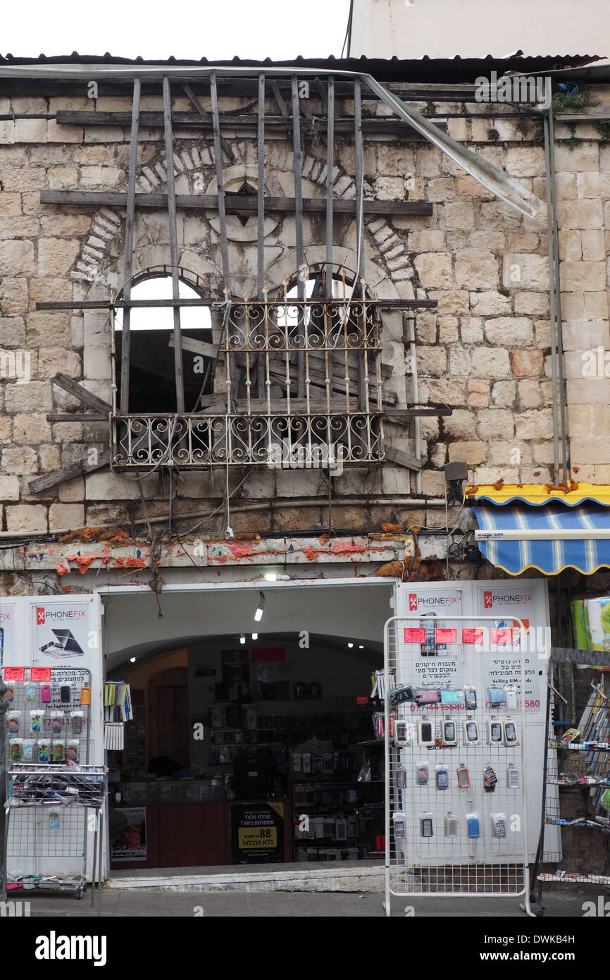 Edificio abbandonato con un negozio sotto, opposta alla Mehane Yehuda Market, Gerusalemme, Israele Foto Stock