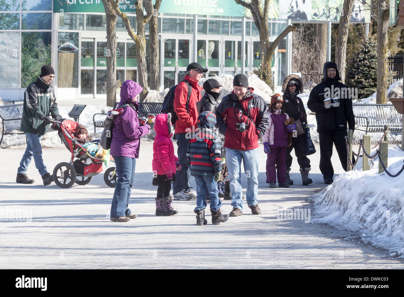 Le persone al Toronto Zoo in inverno Foto Stock