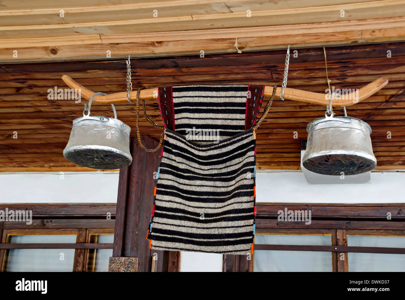 Tradizionali bulgare nook per rappresentare la forcella con cauldrons Foto Stock