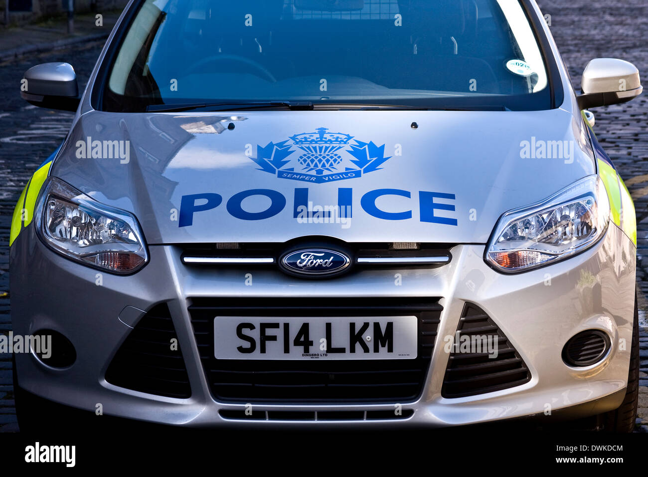 "La polizia in Scozia " "polizia auto parcheggiate lungo una stretta ombreggiata strada laterale sul retro del 'Forum' Shopping Mall a Dundee, Regno Unito Foto Stock
