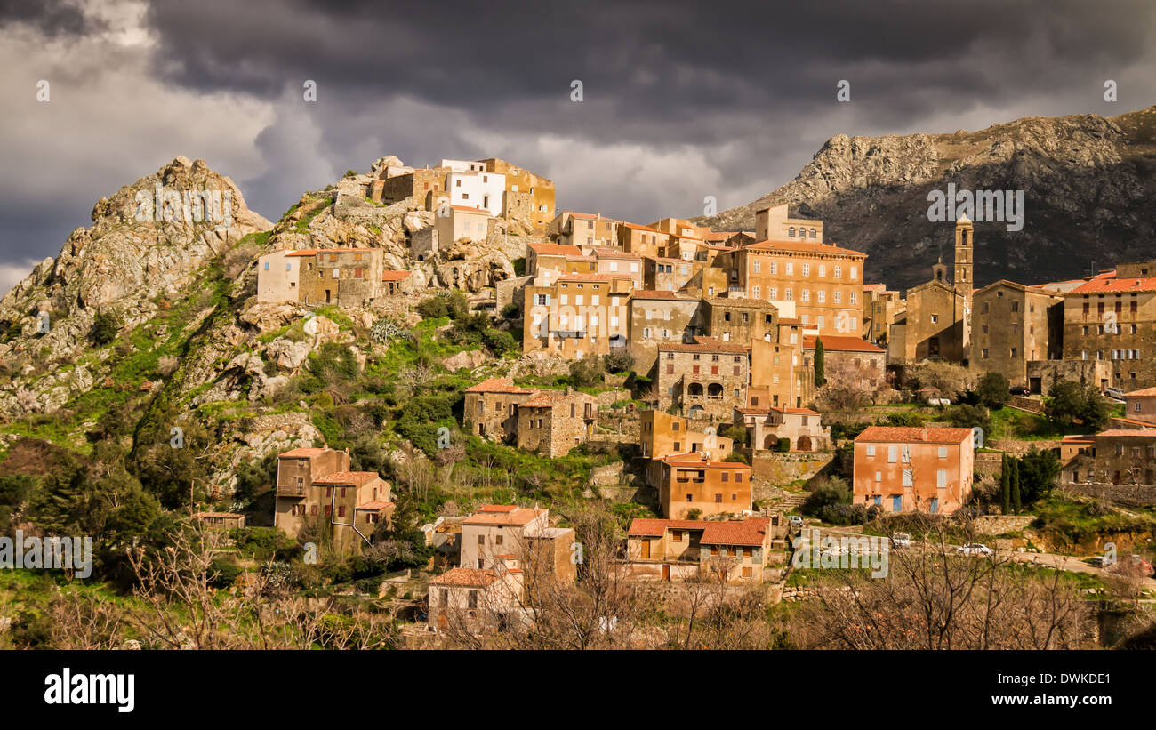 Il villaggio di montagna di Speloncato nella regione della Balagne del nord della Corsica Foto Stock