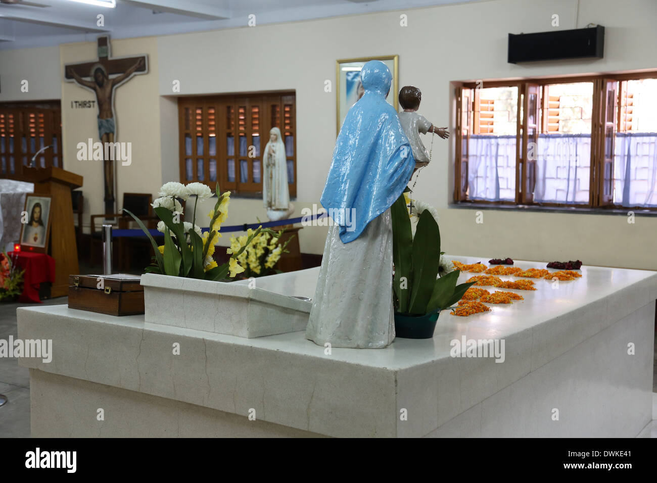 Tomba di Madre Teresa, decorato con fiori freschi in Kolkata, West Bengal, India il Nov 25,2012. Foto Stock