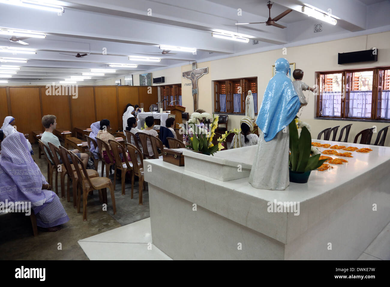 Pellegrini pregare accanto alla tomba di Madre Teresa di Calcutta, Bengala occidentale, in India nel febbraio del 07,2014. Foto Stock