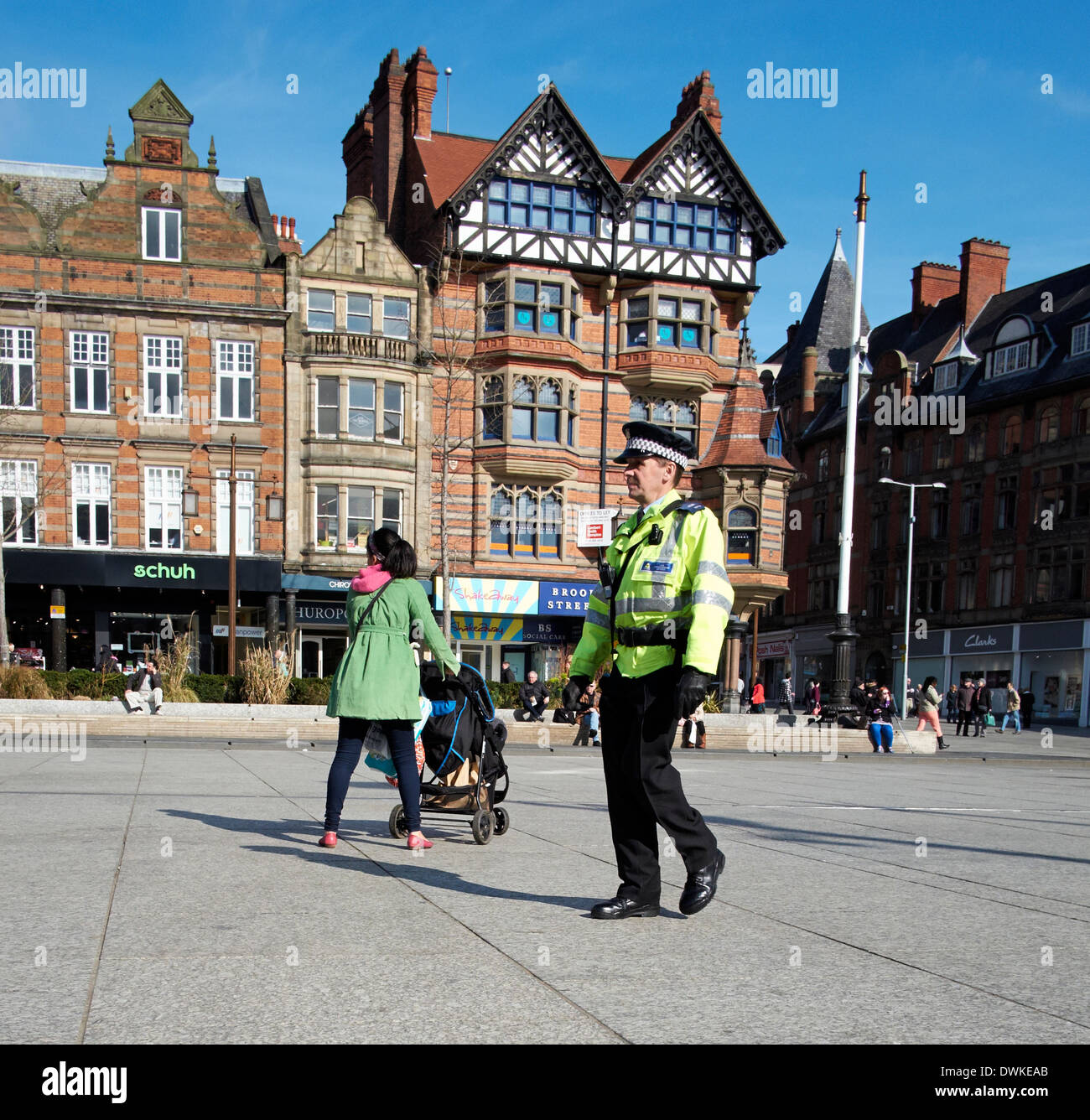 La polizia del sostegno comunitario officer di pattugliamento per Nottingham City Centre Inghilterra Regno Unito Foto Stock