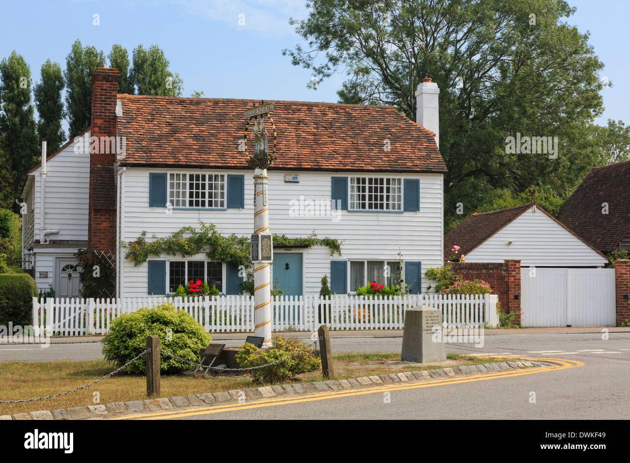 Wealden village segno e Kentish Bianchi infissi in legno cottage in Biddenden, Kent, Inghilterra, Regno Unito, Gran Bretagna Foto Stock
