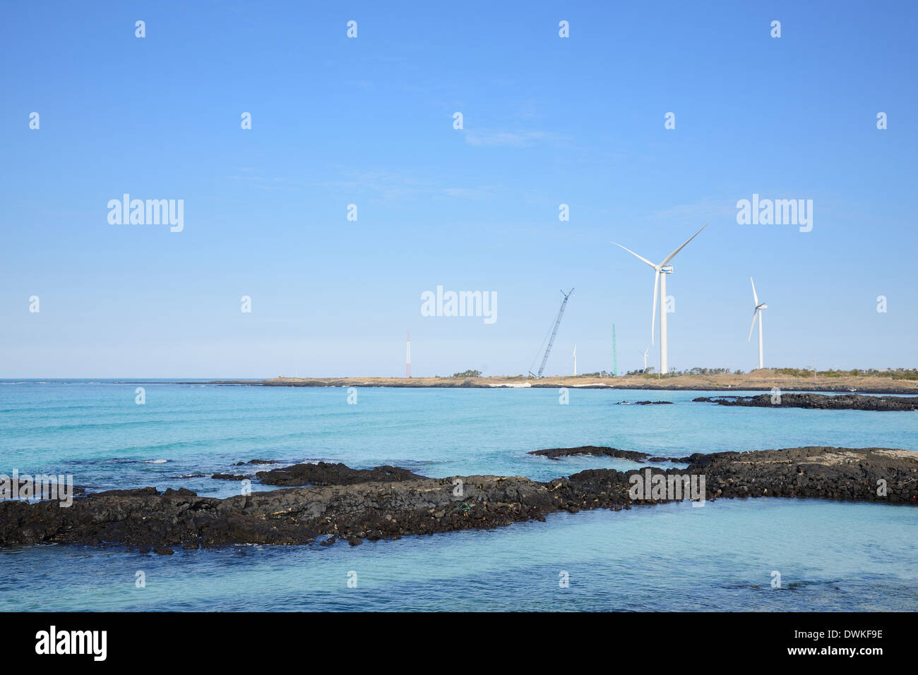 Il potere di vento generatori in mare, Jeju Island Foto Stock