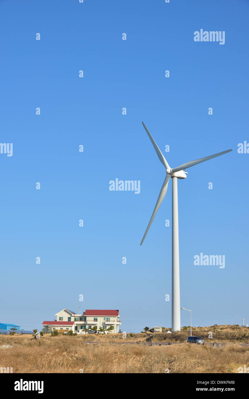 Il potere di vento generatori in mare, Jeju Island Foto Stock