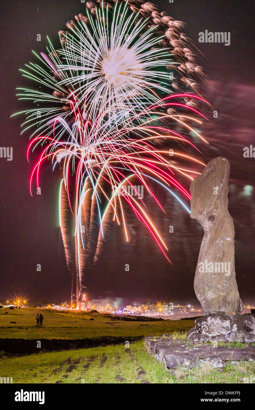 Fuochi d'artificio anello nel nuovo anno dalla cittadina di Hanga Roa sull'Isola di Pasqua (Isla de Pascua) (Rapa Nui), sito UNESCO, Cile Foto Stock
