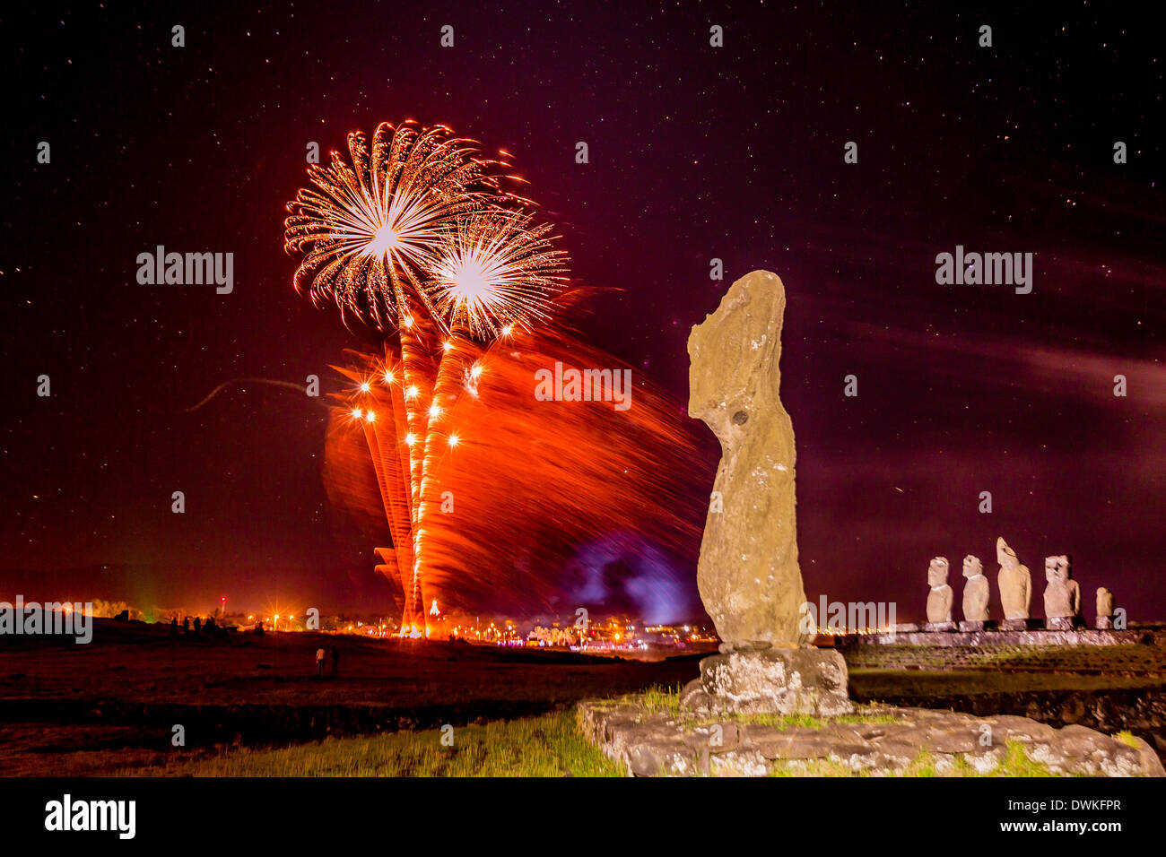 Fuochi d'artificio anello nel nuovo anno dalla cittadina di Hanga Roa sull'Isola di Pasqua (Isla de Pascua) (Rapa Nui), sito UNESCO, Cile Foto Stock