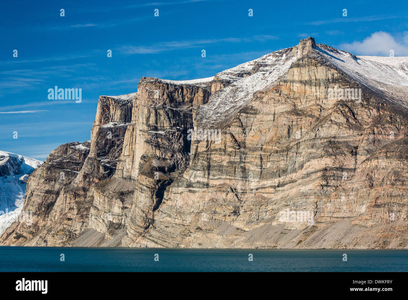 Montagne innevate e ripide scogliere del braccio ghiacciato, Isola Baffin, Nunavut, Canada, America del Nord Foto Stock