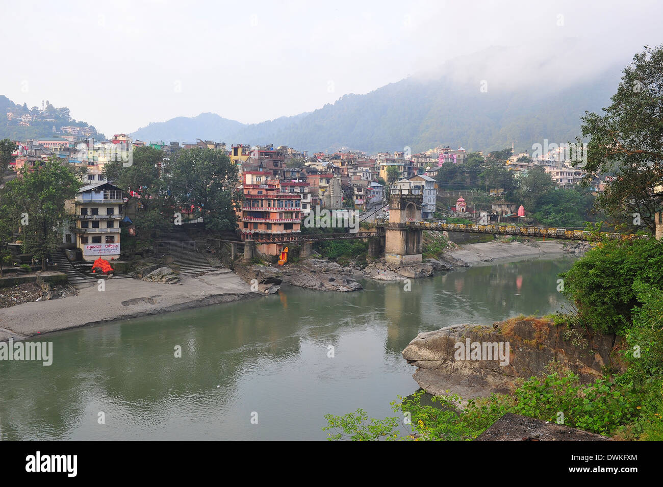 Mandi città attraverso Beas River, Himachal Pradesh, India, Asia Foto Stock
