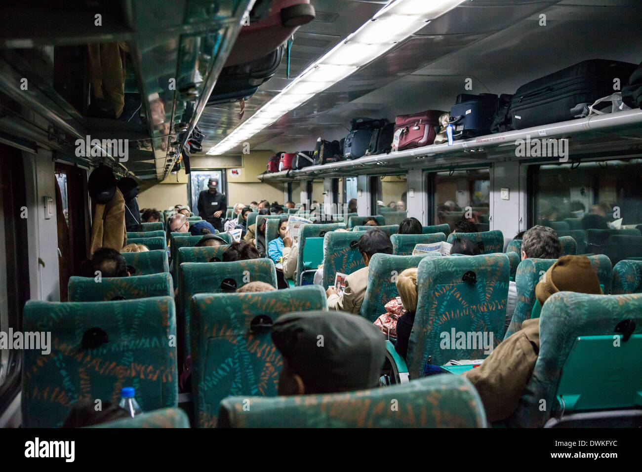 Agra, India. Treni passeggeri auto en route a Agra da Delhi. Foto Stock